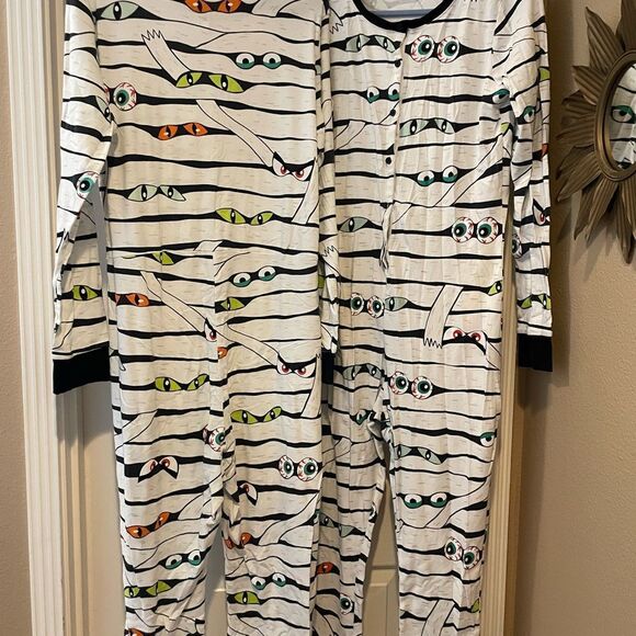 Old Navy Spooky Eyes Set Of Onesie Unisex Pajamas Button Front XL and L TALL - Picture 13 of 16